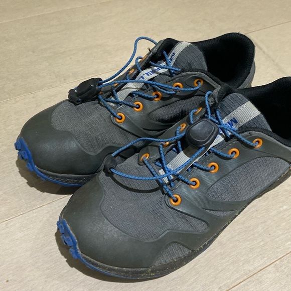 Size 3 Merrell kids hiking shoes - Picture 1 of 4